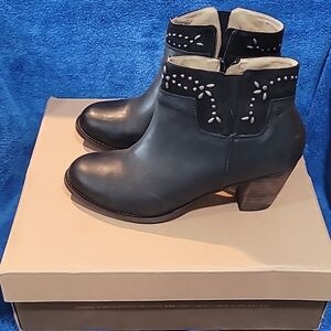 OluKai Ho'Ohilu Woman's Boot. SIZE 10. 3 Inch heels. Box included